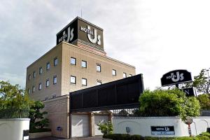 新潟市にあるHOTEL Us Bentenbashi Adult onlyの上に看板がある建物