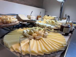 eine Ausstellung von Käse, Trauben und anderen Käsesorten in der Unterkunft Bes Hotel Bergamo Ovest in Mozzo