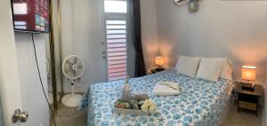 Un dormitorio con una cama con una bandeja de comida. en Levittown Lakes, en Levittown