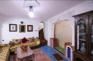 - un salon avec un canapé et une table dans l'établissement casa bilal chefchaouen, à Chefchaouen