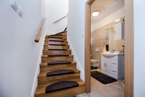 schody prowadzące do łazienki z umywalką w obiekcie Casa Marin w mieście Kanfanar