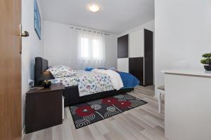 sypialnia z łóżkiem i dywanem w obiekcie Casa Marin w mieście Kanfanar +37 zdjęć