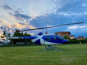 un hélicoptère bleu et blanc garé sur un terrain dans l'établissement Fracanzana Hotel, à Montebello Vicentino