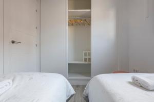 Łóżko lub łóżka w pokoju w obiekcie Family HOME SUITS Encantos de Sevilla