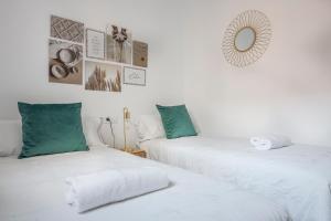 Łóżko lub łóżka w pokoju w obiekcie Family HOME SUITS Encantos de Sevilla