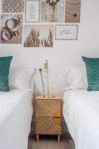 Łóżko lub łóżka w pokoju w obiekcie Family HOME SUITS Encantos de Sevilla