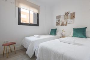 Łóżko lub łóżka w pokoju w obiekcie Family HOME SUITS Encantos de Sevilla
