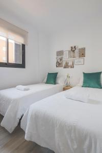 Łóżko lub łóżka w pokoju w obiekcie Family HOME SUITS Encantos de Sevilla