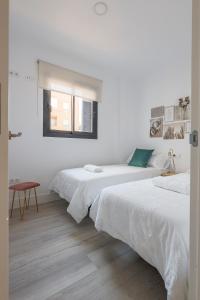 Łóżko lub łóżka w pokoju w obiekcie Family HOME SUITS Encantos de Sevilla