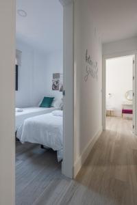 Łóżko lub łóżka w pokoju w obiekcie Family HOME SUITS Encantos de Sevilla