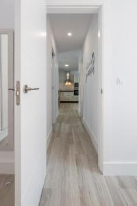 Łóżko lub łóżka w pokoju w obiekcie Family HOME SUITS Encantos de Sevilla