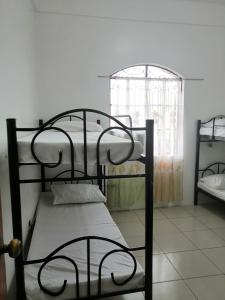 Postel nebo postele na pokoji v ubytování Two-Hearts Dormitory