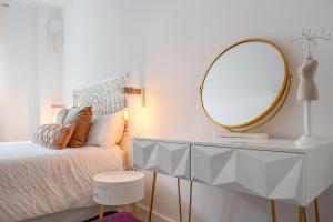 Łóżko lub łóżka w pokoju w obiekcie Family HOME SUITS Encantos de Sevilla