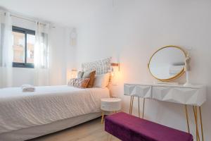 Łóżko lub łóżka w pokoju w obiekcie Family HOME SUITS Encantos de Sevilla