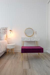 Łóżko lub łóżka w pokoju w obiekcie Family HOME SUITS Encantos de Sevilla