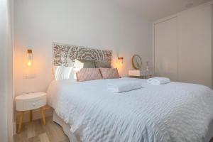 Łóżko lub łóżka w pokoju w obiekcie Family HOME SUITS Encantos de Sevilla