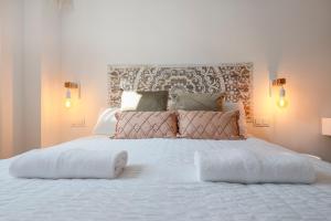 Łóżko lub łóżka w pokoju w obiekcie Family HOME SUITS Encantos de Sevilla