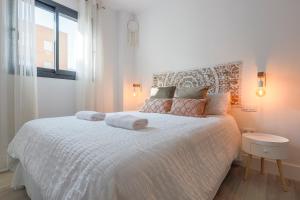 Łóżko lub łóżka w pokoju w obiekcie Family HOME SUITS Encantos de Sevilla