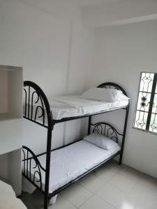 Bunk bed o mga bunk bed sa kuwarto sa Two-Hearts Dormitory