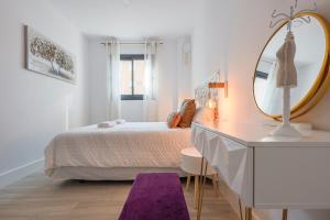 Łóżko lub łóżka w pokoju w obiekcie Family HOME SUITS Encantos de Sevilla