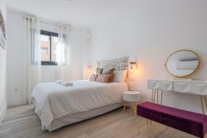 Łóżko lub łóżka w pokoju w obiekcie Family HOME SUITS Encantos de Sevilla