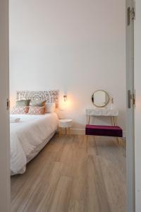 Łóżko lub łóżka w pokoju w obiekcie Family HOME SUITS Encantos de Sevilla