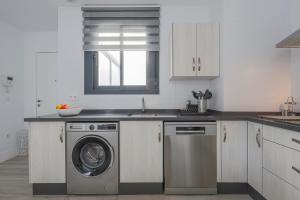 Kuchnia lub aneks kuchenny w obiekcie Family HOME SUITS Encantos de Sevilla