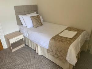 Ein Bett oder Betten in einem Zimmer der Unterkunft Sharn Bek Hotel