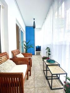 einen Balkon mit 2 Stühlen und einem Tisch in der Unterkunft Abbott apartment old town - 1 min from the beach in Sitges