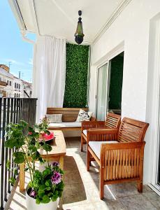 eine Terrasse mit Stühlen und Tischen auf dem Balkon in der Unterkunft Abbott apartment old town - 1 min from the beach in Sitges