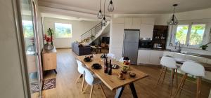 een keuken en een woonkamer met een houten tafel en stoelen bij Villa Arianna, il piacere di vivere nella natura. in Alcamo