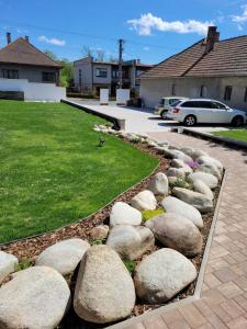 une rangée de rochers dans un jardin avec une cour dans l'établissement Žiar Apartmány 43, à Žiar