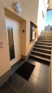 - un escalier dans un bâtiment avec fenêtre dans l'établissement Apartment near Europa-Park & Black Forest, à Kappel-Grafenhausen