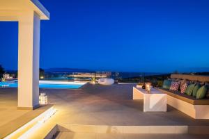 Bazén v ubytování Olea O' Luxury Living nebo v jeho okolí