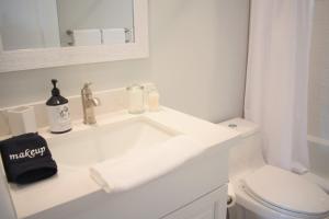 Bathroom sa Luxury Stay in Jensen Beach with Heated Pool minutes to Downtown and Beaches