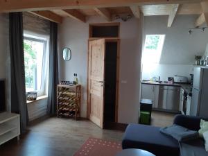 ein Wohnzimmer mit einer Küche und einer Tür zur Küche in der Unterkunft Ferienwohnung Fritzer in Ellenz-Poltersdorf