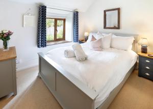 Postel nebo postele na pokoji v ubytování Cosy cottage Blockley, Cotswolds - Squire Cottage