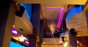 vistas a un edificio con luces moradas en Dion Hotel, en Paralia Katerinis