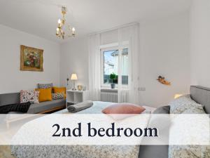 sala de estar con cama y sofá en Tolle Zweiraum-Ferienwohnung in bester Lage l Innenstadtnähe l 1 Minute zum Bahnhof l TV l Free-WLAN l Keine Küche l Willkommen im Hallo!-Apartment 4 en Bad Wörishofen