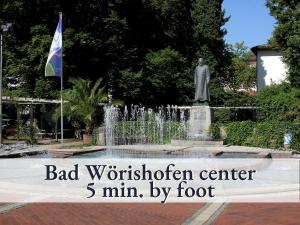 una estatua de un hombre sentado junto a una fuente en Tolle Zweiraum-Ferienwohnung in bester Lage l Innenstadtnähe l 1 Minute zum Bahnhof l TV l Free-WLAN l Keine Küche l Willkommen im Hallo!-Apartment 4 en Bad Wörishofen