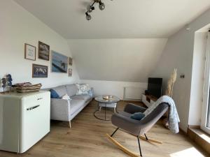 een woonkamer met een bank en een tafel bij Lagunen Bude in Büsum