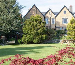 una casa con un parque delante de ella en Penralley House B&B, en Rhayader