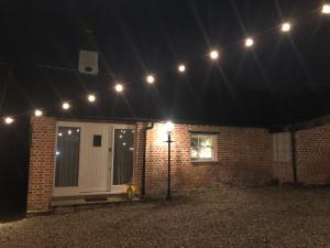 ShenfieldにあるGlanthams Lodge Guestroomの夜間照明付きのレンガ造りの家