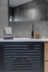 kuchnia z blatem z drukarką w obiekcie Argento urban apartment (sphere) w mieście Ermupoli +14 zdjęć