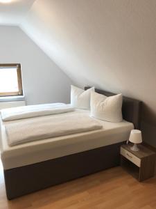 מיטה או מיטות בחדר ב-DZ im Haus Maja