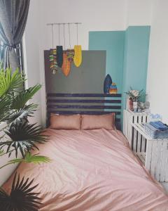 ein Schlafzimmer mit einem Bett mit einem Kopfteil aus Holz in der Unterkunft LILY HOUSE( Mini home 2PN) in Quy Nhon