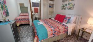 Dormitorio pequeño con cama y espejo en Vista Canyon Inn en Santa Ana