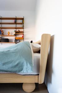 - un lit avec une couverture bleue dans l'établissement Huis van Hout - architectenwoning met grote panorama tuin - design hot tub optioneel, à Herk-de-Stad