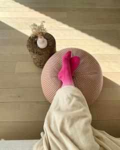 une personne posant sur une table avec un parapluie rose dans l'établissement Huis van Hout - architectenwoning met grote panorama tuin - design hot tub optioneel, à Herk-de-Stad 60 autres photos