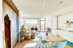 a kitchen and dining room with a table and chairs at Huis van Hout - architectenwoning met grote panorama tuin - design hot tub optioneel in Herk-de-Stad